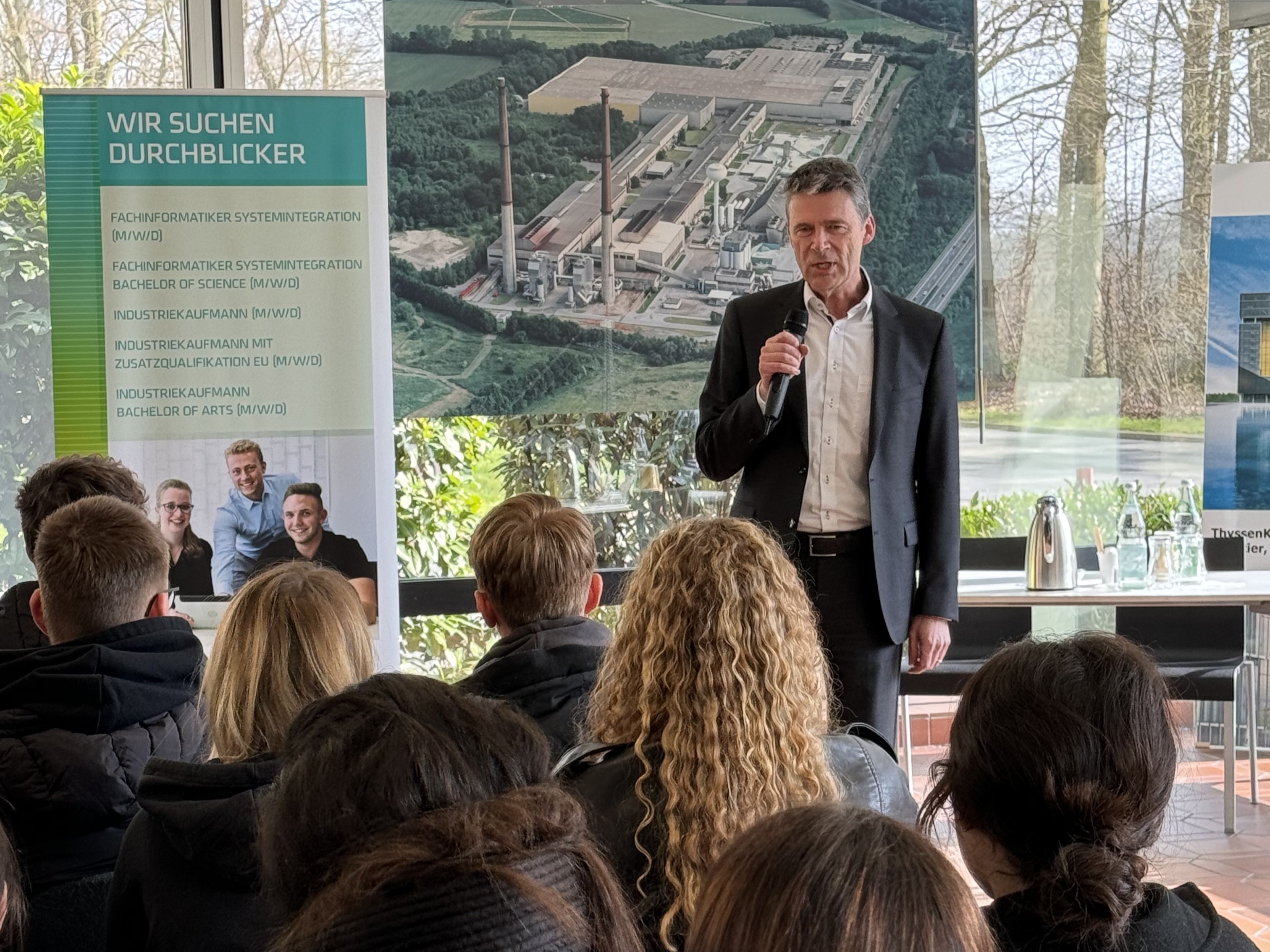 Dr. Christian Quenett, Vorstand der Pilkington Deutschland AG, im Dialog mit der Jugend.