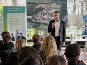 Dr. Christian Quenett, Vorstand der Pilkington Deutschland AG, im Dialog mit der Jugend.