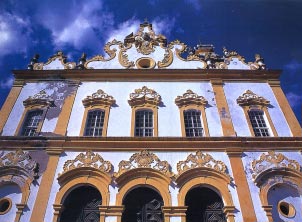 Janelas com vidraças só aparecem entre os séculos 17 e 18 e apenas em construções como igrejas e palácios. 