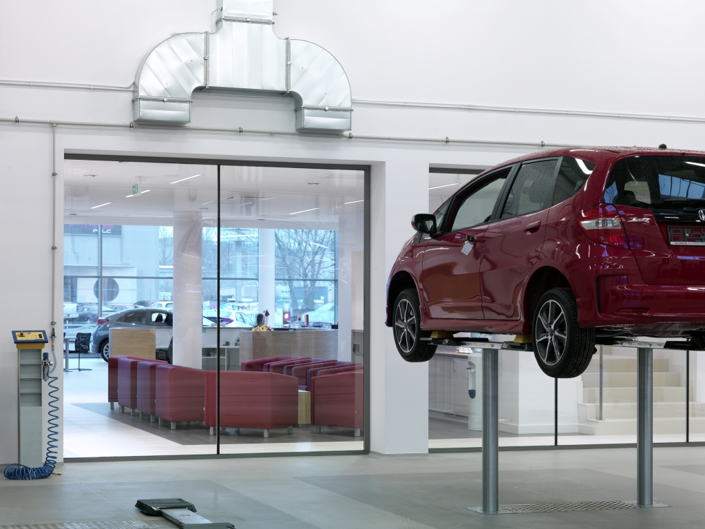 Szkło w salonach samochodowych