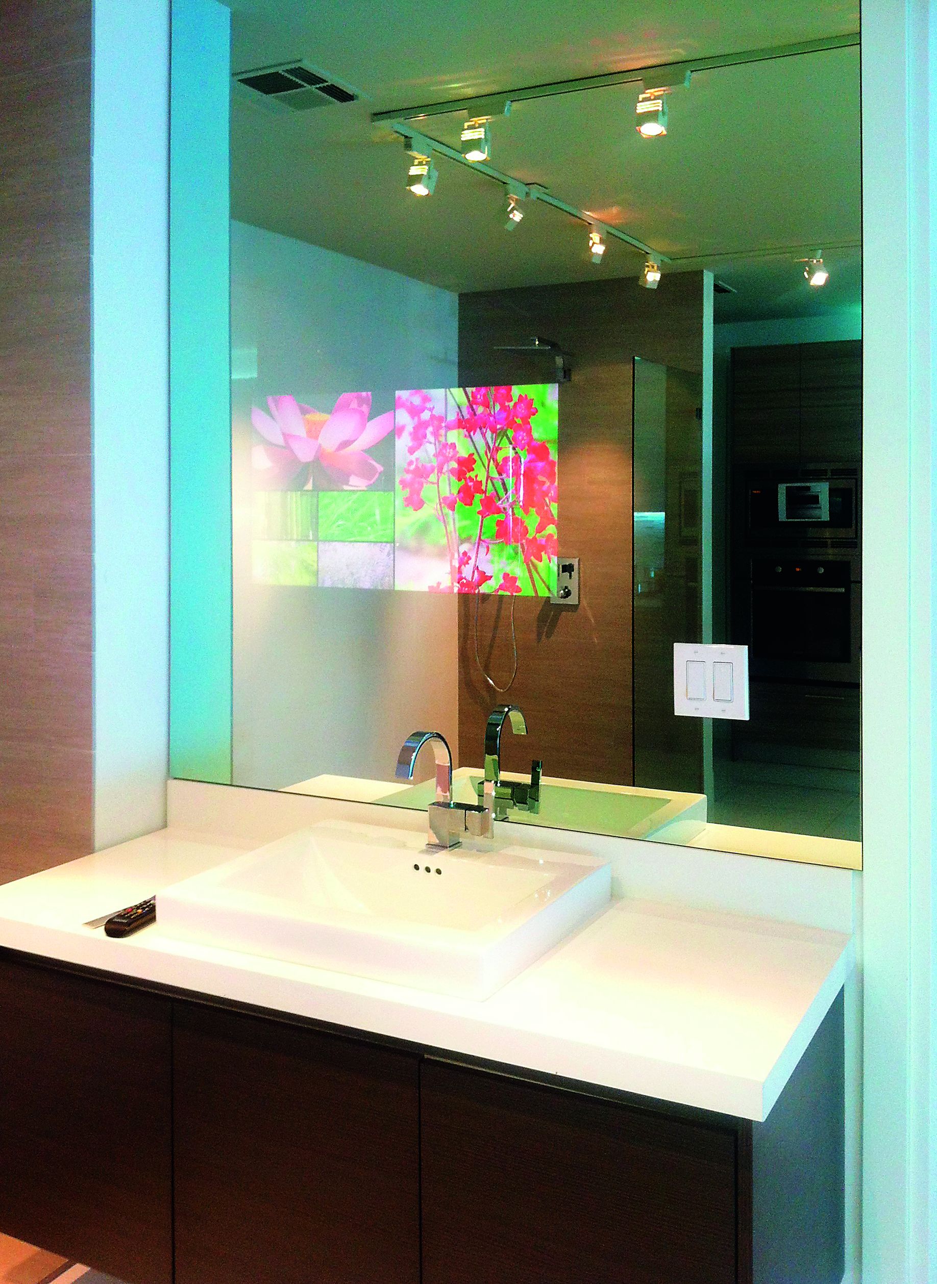 Multimedialne lustro ze szkłem marki Pilkington MirroView™ 