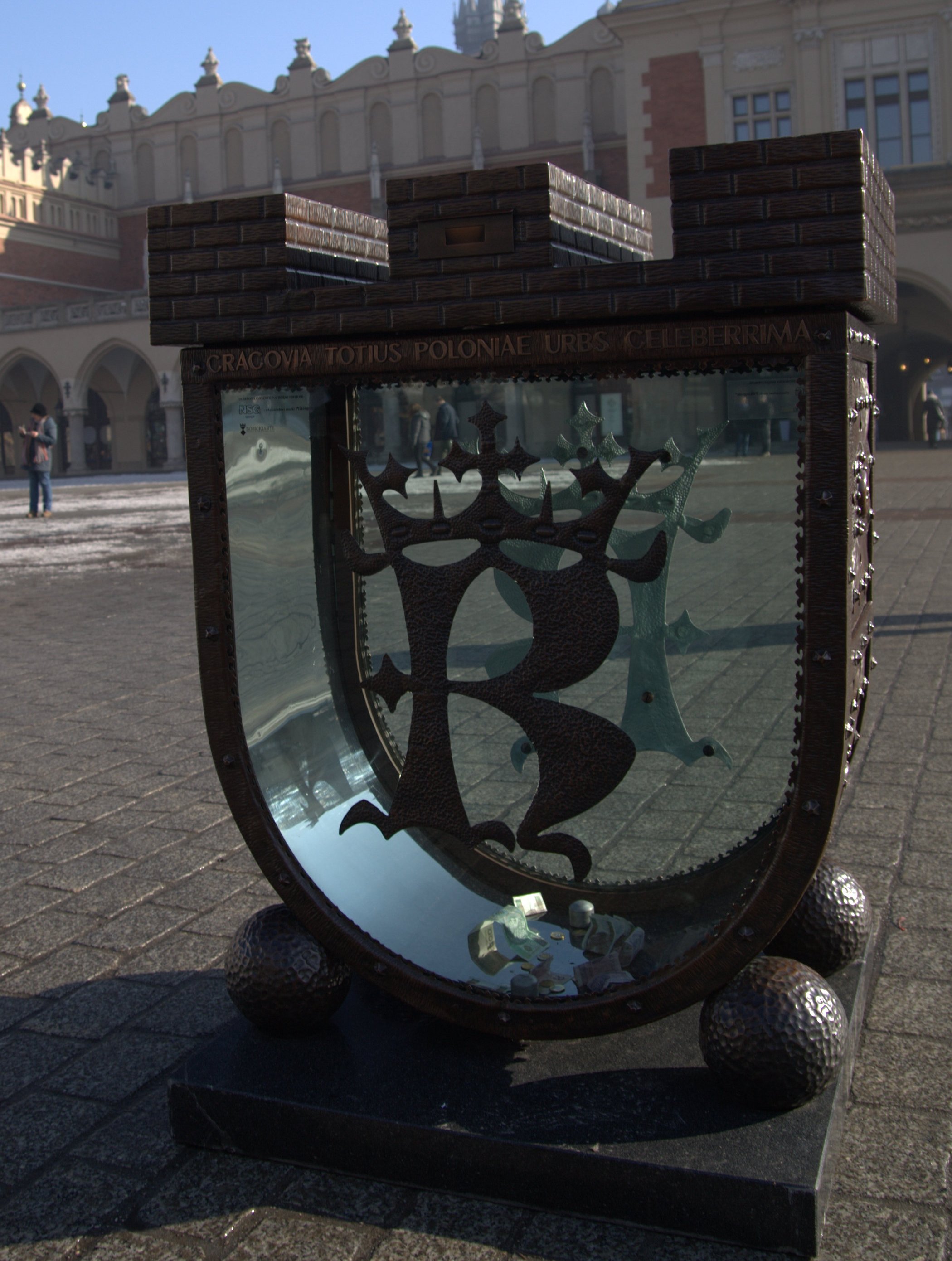 Skarbonka na krakowskim Rynku ze szkła marki Pilkington