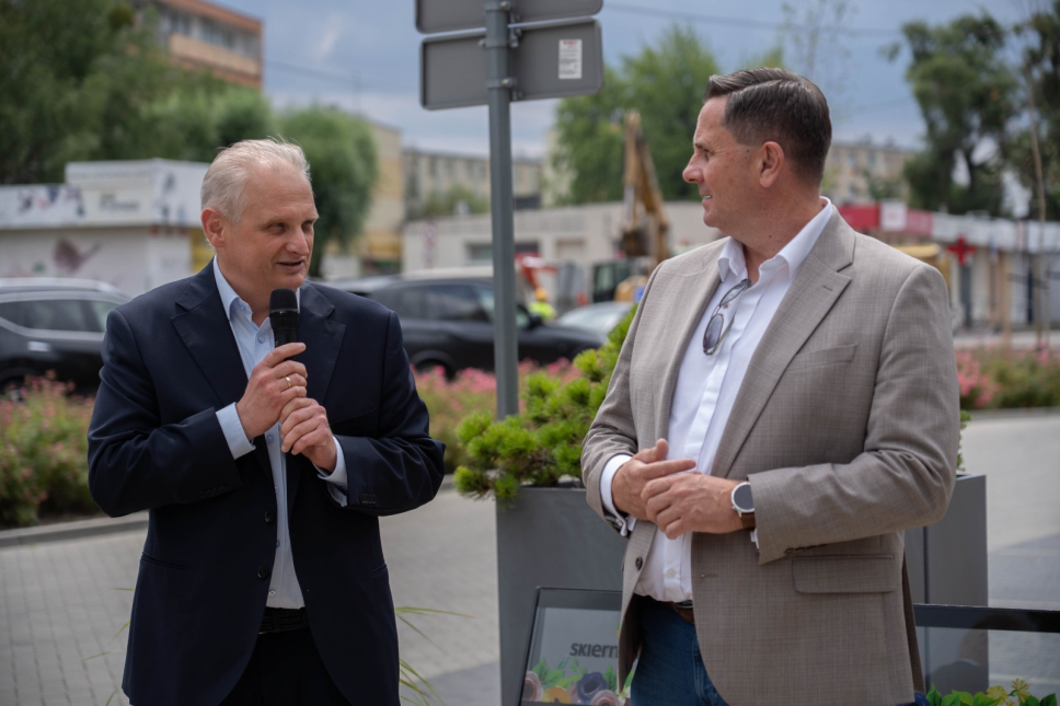 Mariusz Przywora, Director of the Pilkington IGP Cracow, Skierniewice and Sandomierz branches and Krzysztof Jażdżyk, Mayor of Skierniewice